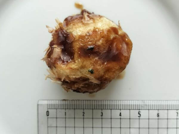 ディオのたこ焼きの大きさを測っているところ