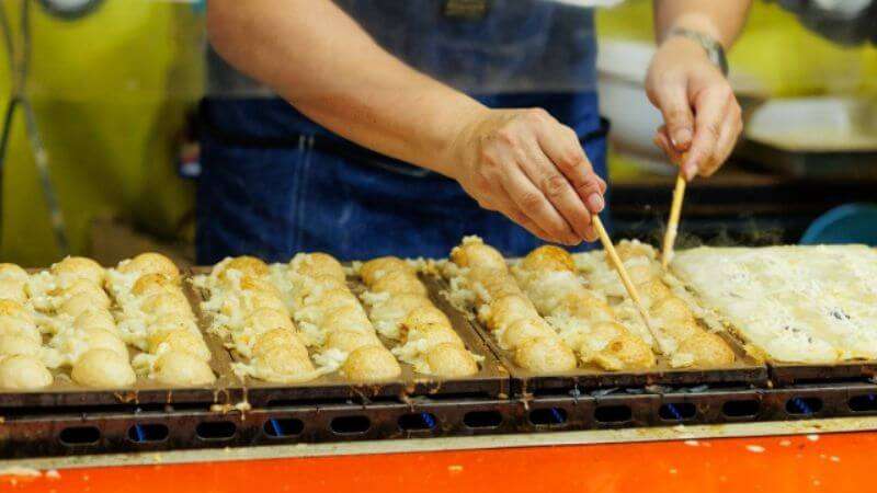 たこ焼きを焼いている様子
