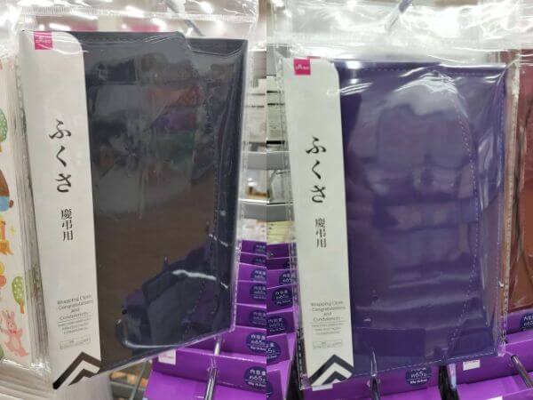 ダイソーの濃い紺のふくさと紫のふくさ