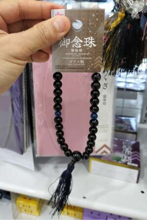 ダイソーにある男性用の黒の数珠